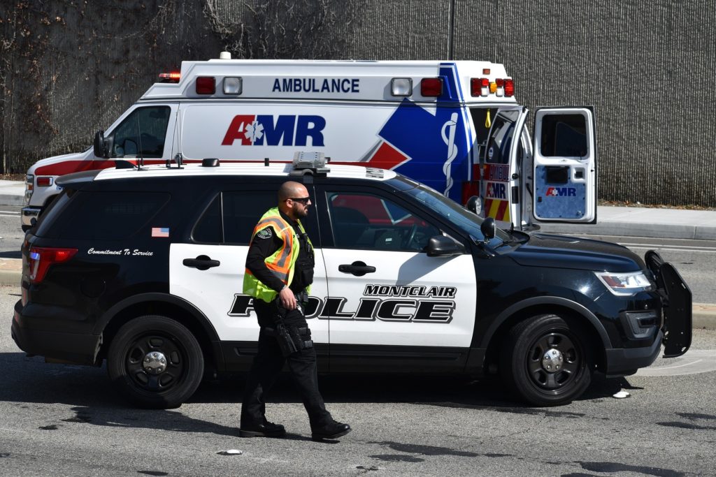 First Responder Policeman Police Car EMT Ambulance - 4858592_1920